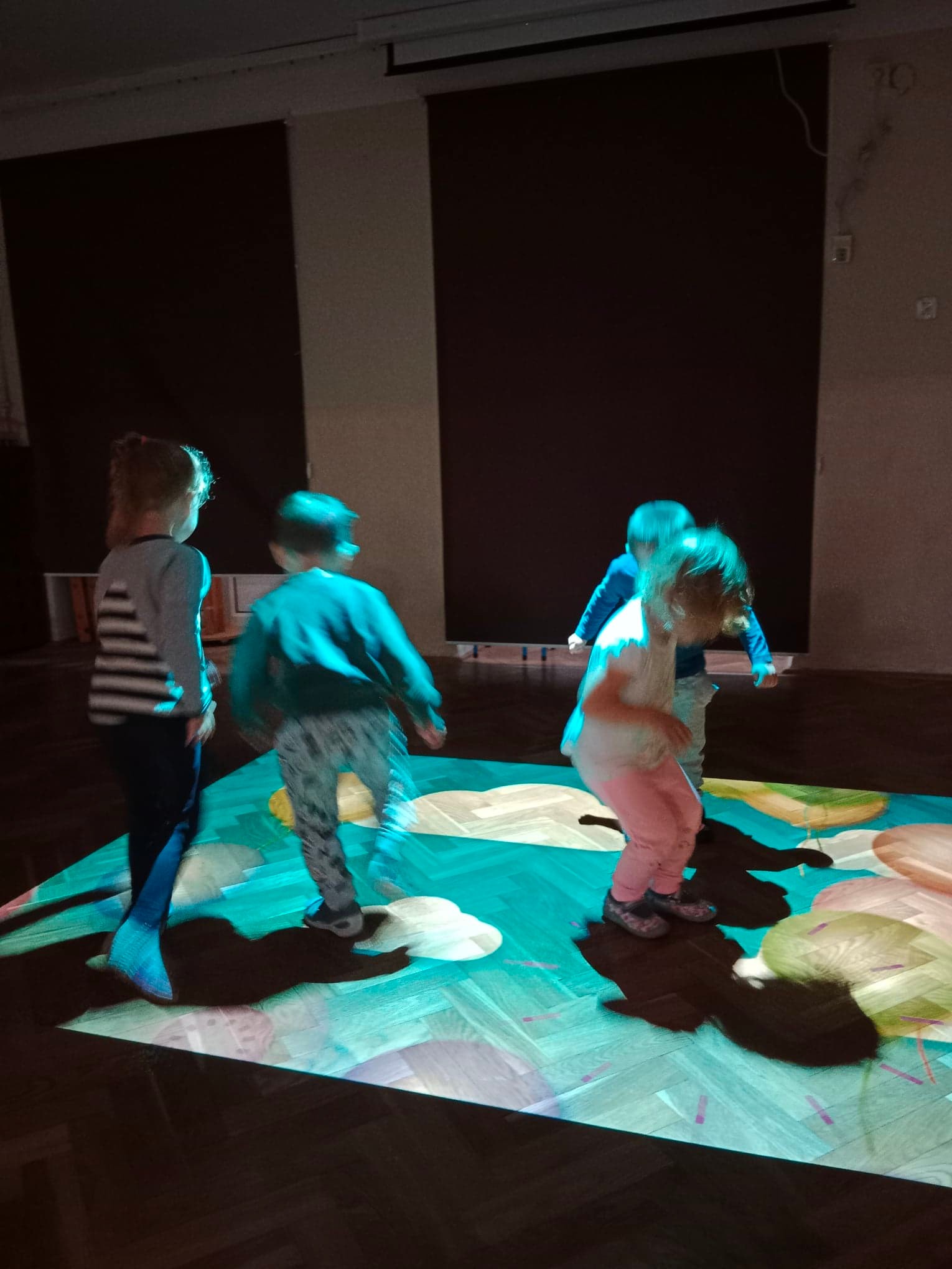Magiczne zabawy na interaktywnym dywanie – Biedronki
