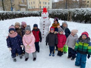 Zabawy na śniegu i warsztaty Świąteczne u Jeżyków