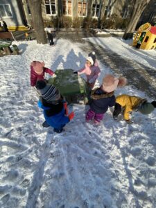 Zabawy na śniegu – Biedronki