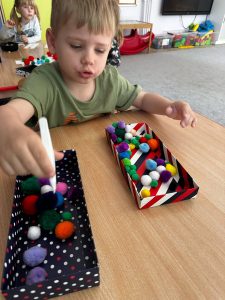 Read more about the article Zajęcia sensoryczne u Odkrywców