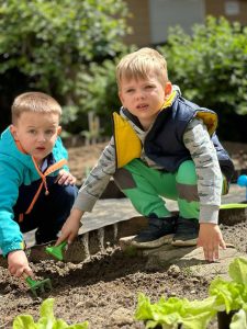Read more about the article Pierwsze prace w ogródku Odkrywców