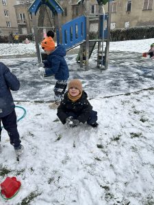 Read more about the article Pierwsze zabawy na śniegu Tropicieli