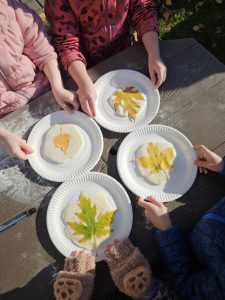 Read more about the article Zabawy sensoryczne z masą solną – Podróżnicy