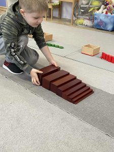 Read more about the article Matematyka wg Marii Montessori u Odkrywców